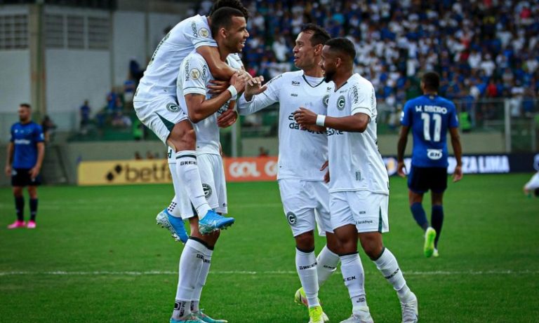Goiás surpreende o Cruzeiro e sai da zona de rebaixamento do Brasileirão