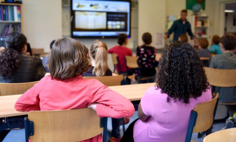 Governo federal retoma ensino de educação sexual e reprodutiva nas escolas
