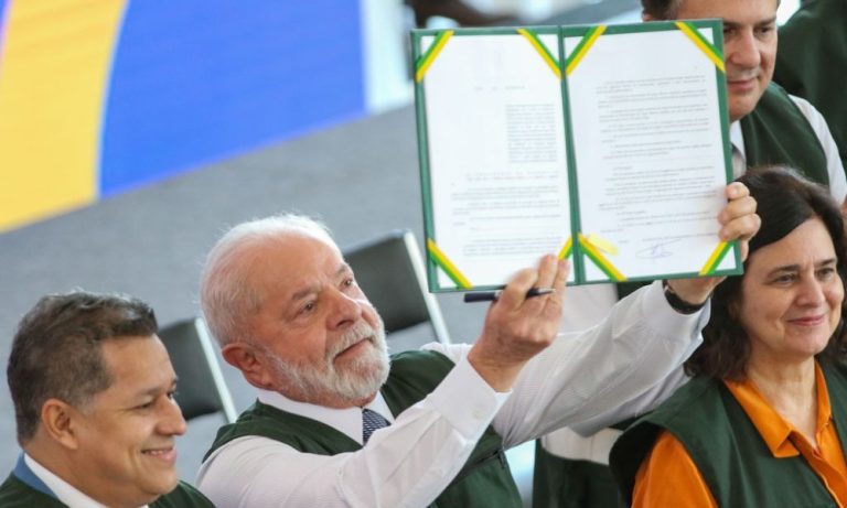 Governo federal sanciona lei do Programa Mais Médicos
