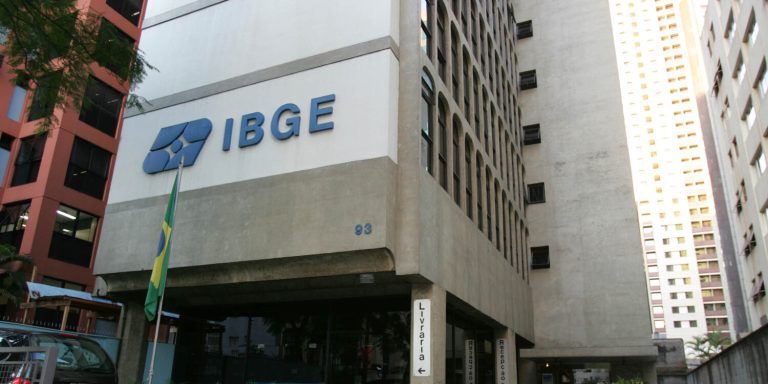 IBGE abre inscrições para 148 vagas temporárias com salário de R$ 3.100