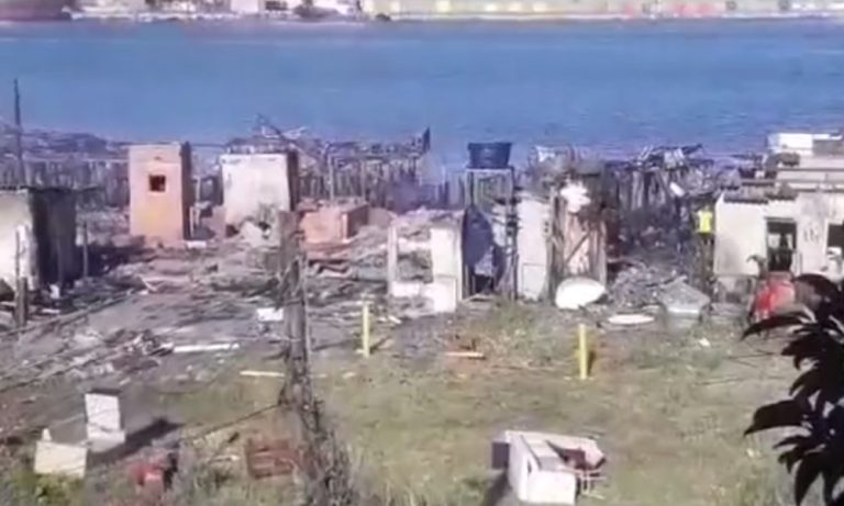 Incêndio destrói 36 casas em comunidade no litoral de São Paulo