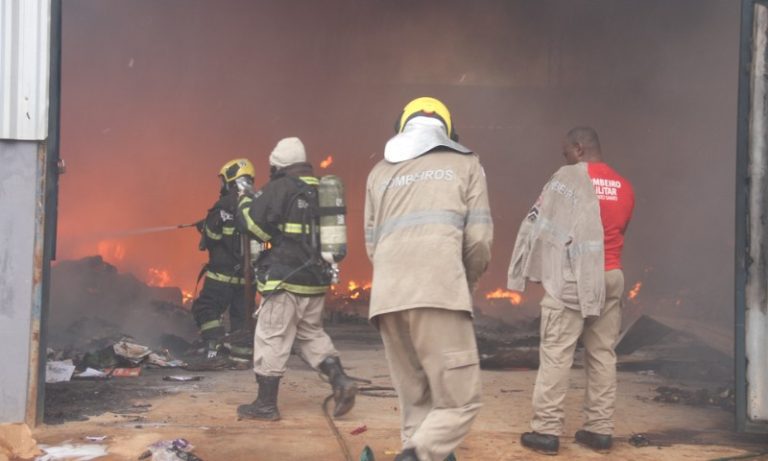 Incêndio destrói galpão de catadores de recicláveis no Sul do ES