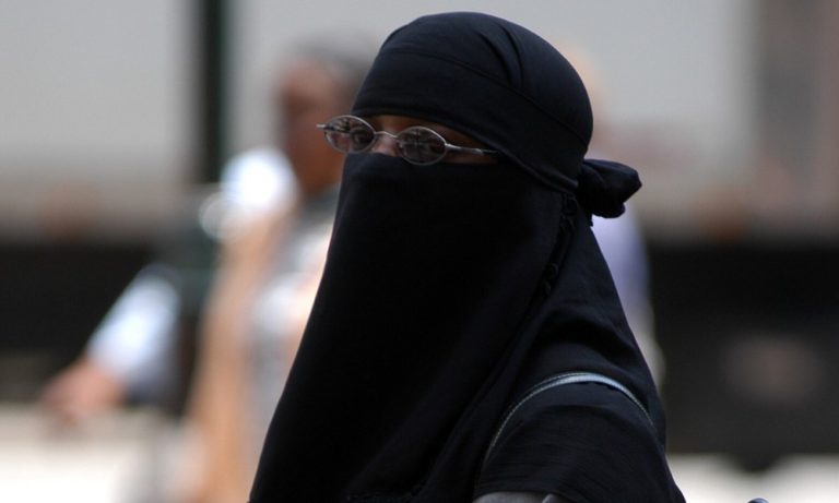 Irã volta a obrigar mulheres a usarem véu após onda de protestos