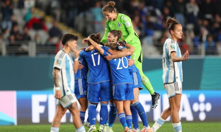 Itália marca no final, vence Argentina e se junta à Suécia na liderança