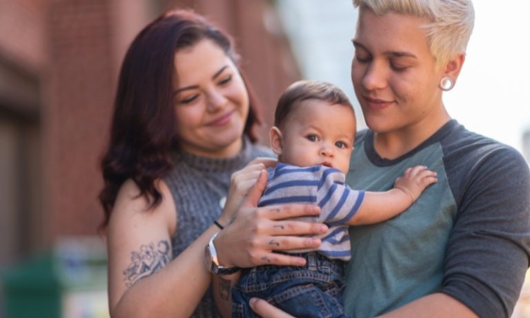 Itália retira nomes de mães LGBT+ de certidões de nascimento de crianças