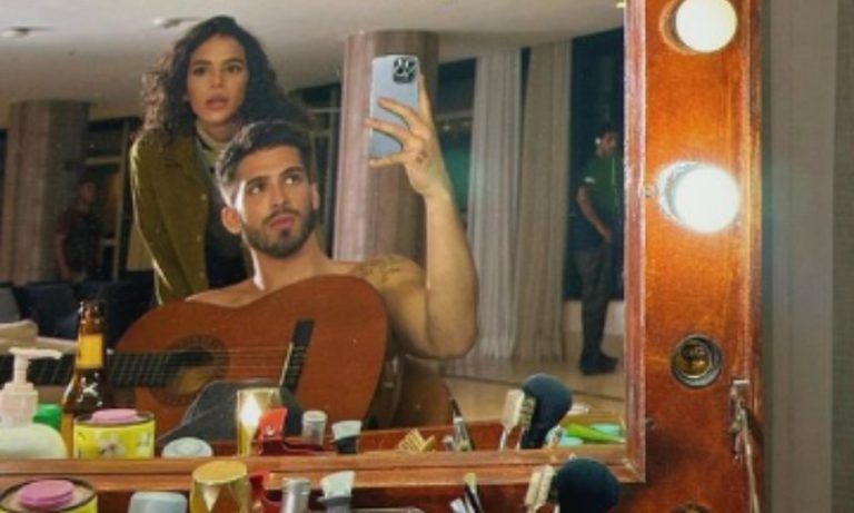 João Guilherme posa sem camisa ao lado de Bruna Marquezine