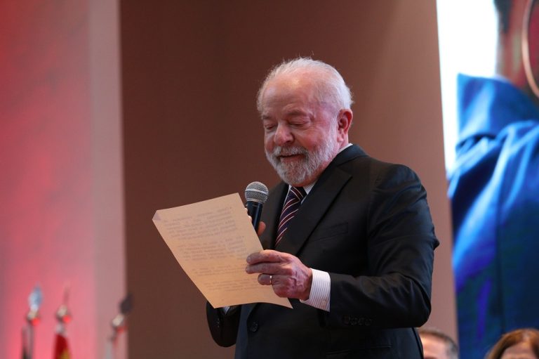 Lula assume presidência do Mercosul nesta terça durante reunião na Argentina