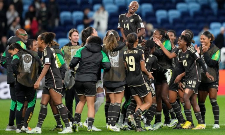 Mãe de jogadora jamaicana cria “vaquinha” para ajudar nas despesas da seleção