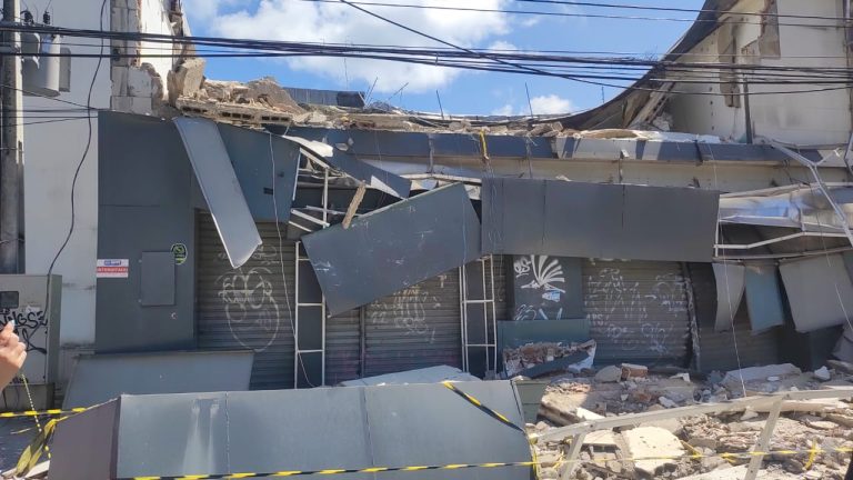 Mais um prédio desaba no Recife. Dessa vez um edifício comercial