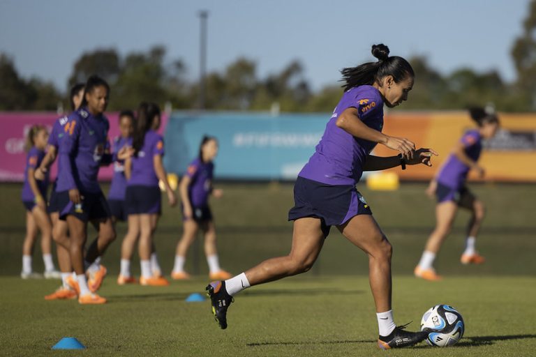 Marta volta a treinar com bola a quatro dias da estreia da seleção