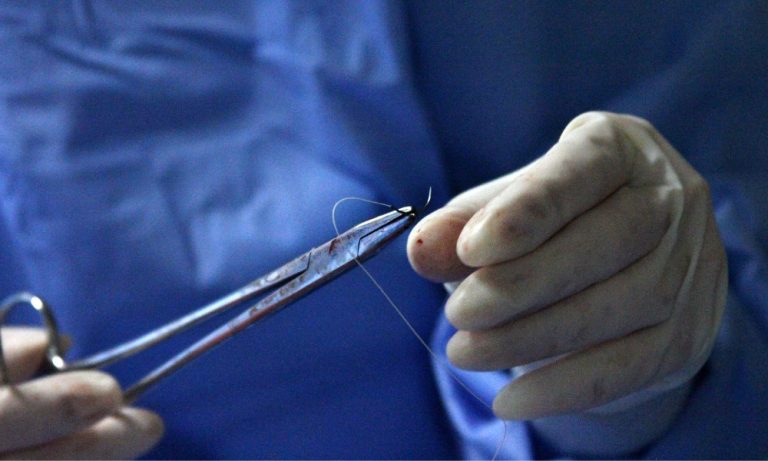 Médica é presa no RJ por suspeita de morte de paciente durante cirurgia estética