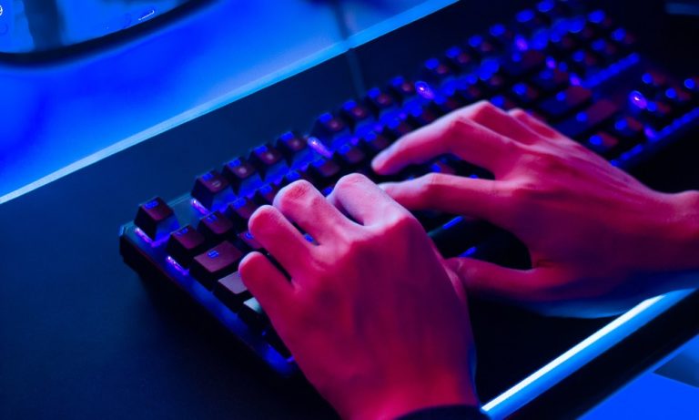 Menor é apreendido suspeito de ‘escravizar’ e abusar de meninas no Discord