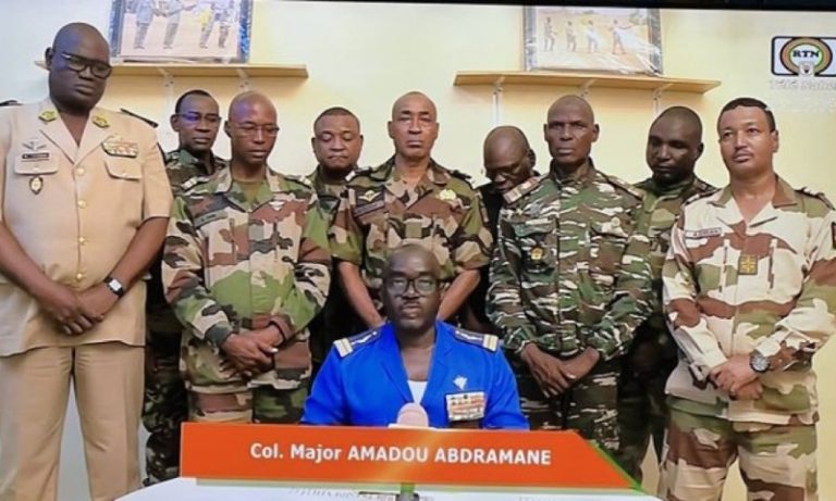 Militares do Níger afirmam ter deposto presidente e fecham fronteiras do país
