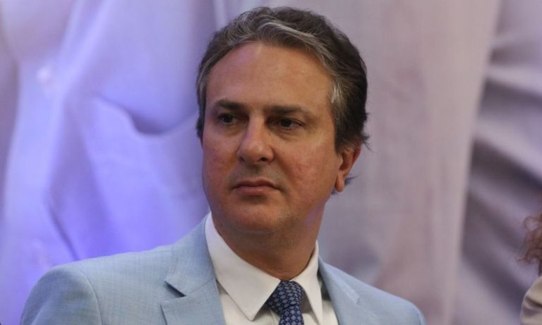 Ministro afirma que governo não vai fechar as escolas cívico-militares