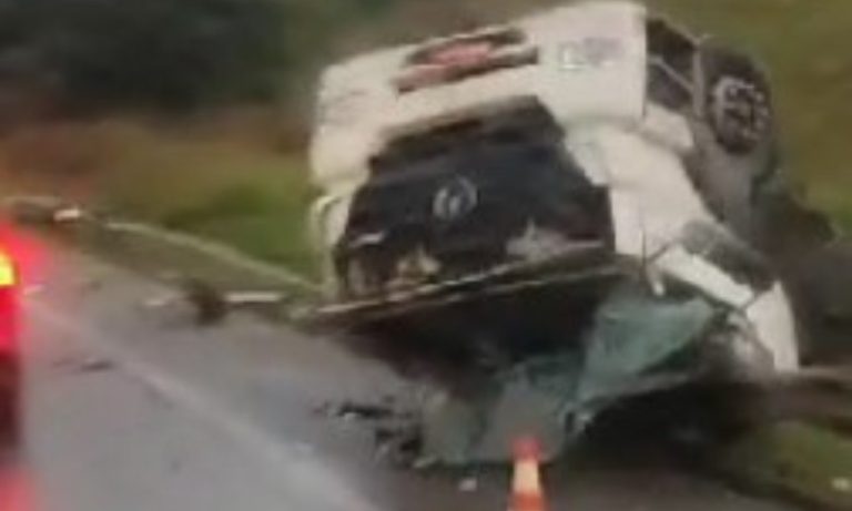 Motorista fica ferido após capotar caminhão na BR-101 no ES
