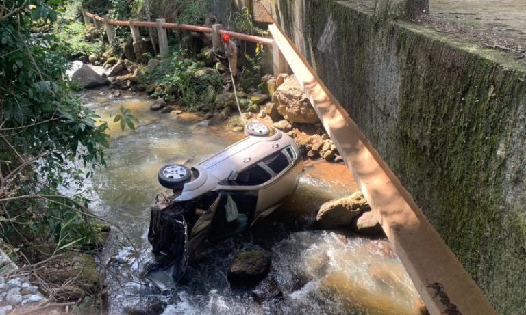 Motorista morre após carro cair de ponte na Região Serrana do ES
