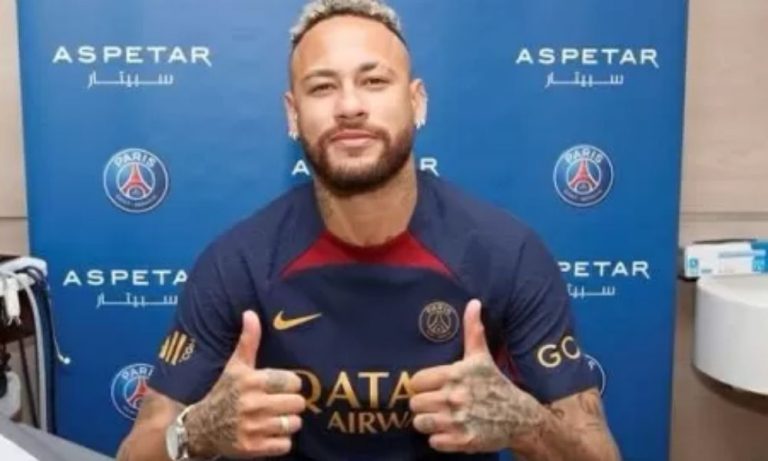 Neymar se reapresenta no PSG para pré-temporada após férias no Brasil