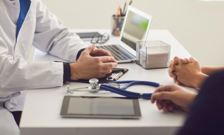 Pacientes chamadas de ‘pobres’ por médico serão indenizadas no ES