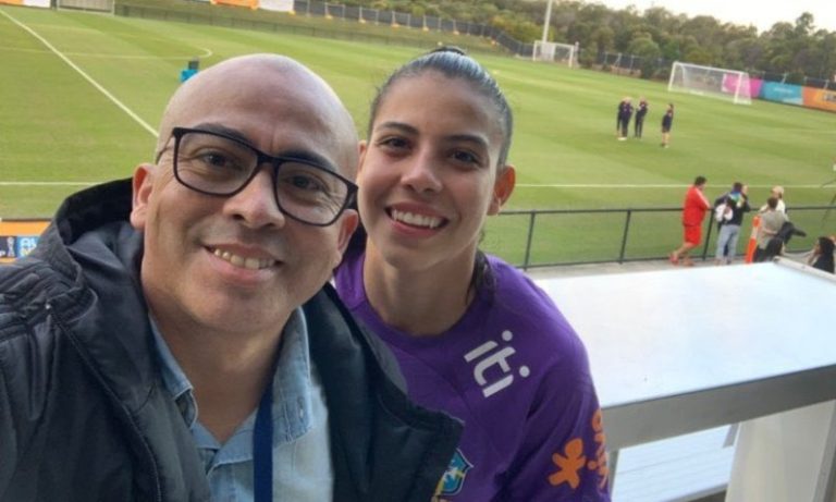 Pai ganhará novo carro após arrecadar dinheiro para ver filha na Copa