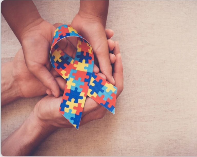 Pais de crianças autistas protestam contra descredenciamento de clínicas