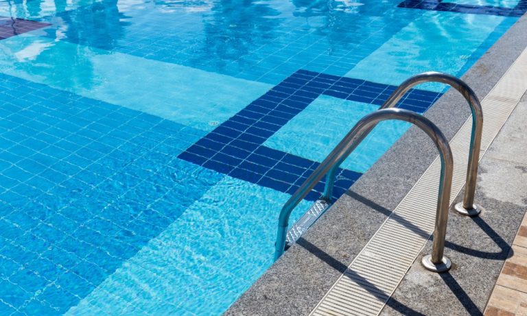 Parque aquático do ES é condenado a indenizar mulher que se machucou em piscina