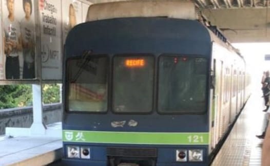 Passageiros sofrem com paralisação do metrô no Recife