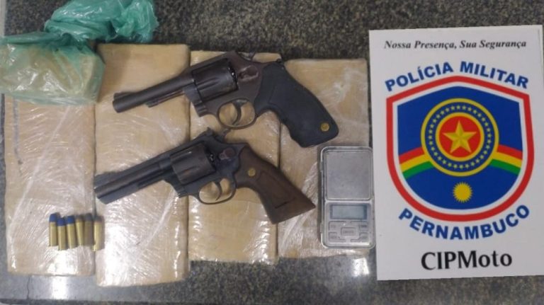 Polícia prende pai e filho por tráfico de drogas