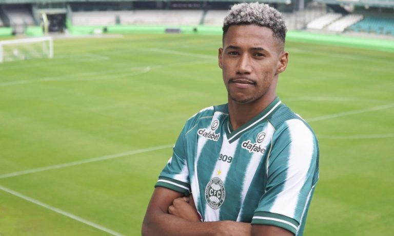 Reforço do Coritiba tem estreia adiada por não ter se vacinado contra Covid