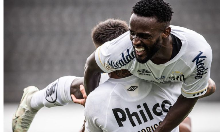 Santos supera Goiás com pênalti polêmico e volta a vencer após 12 jogos