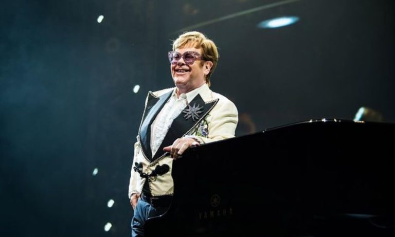 Show de Elton John na Suécia encerra sua vida nos palcos neste sábado