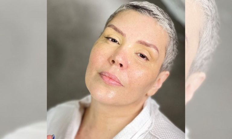 Simony comemora vitória contra o câncer de intestino