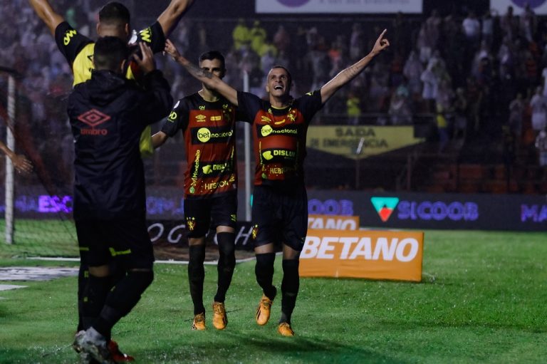 Sport dá o “troco” no Ceará e assume a liderança da Série B
