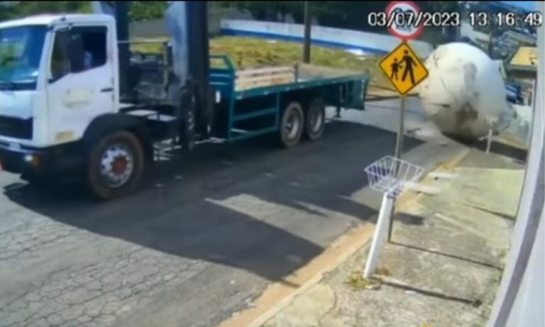 Tanque de 3 toneladas cai de caminhão e rola por rua no interior de SP