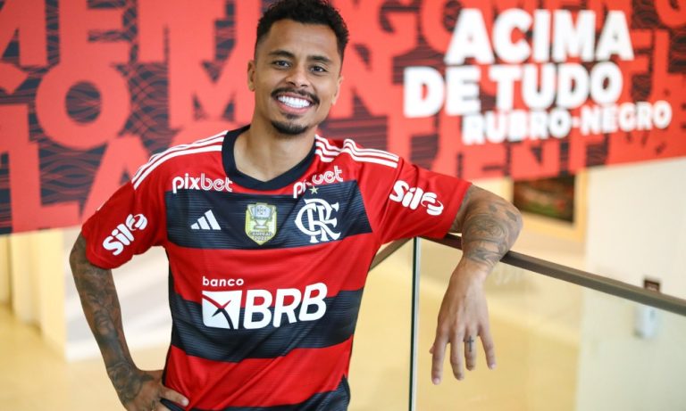 Torcida do Flamengo provoca Atlético-MG e homenageia Allan com outdoor em BH