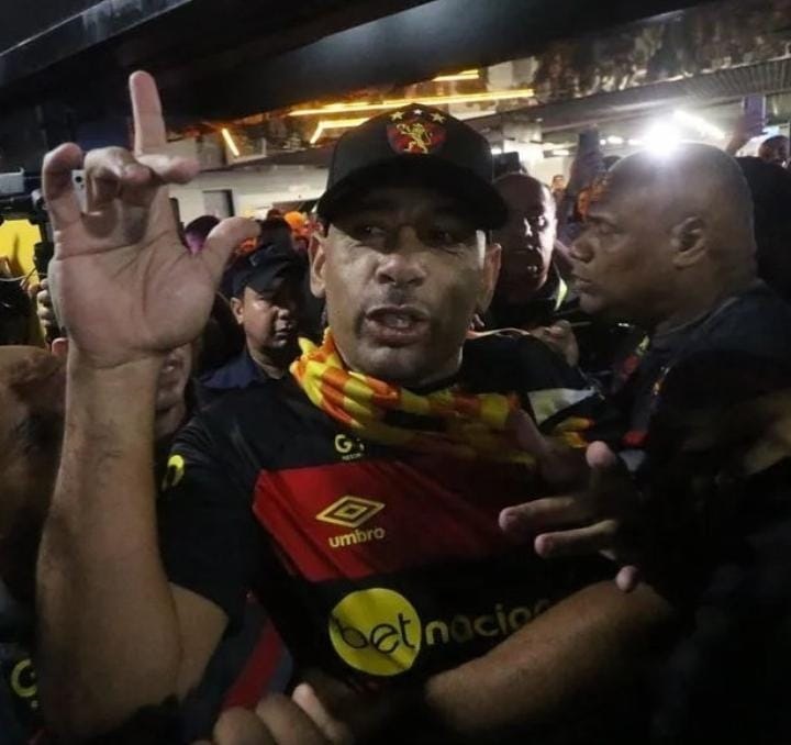 Torcida do Sport “invade” o Aeroporto dos Guararapes para receber Diego Souza