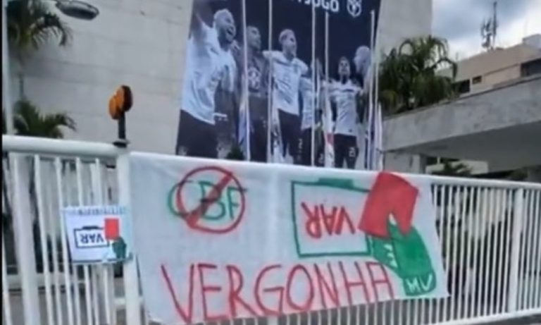 Torcida organizada do Palmeiras protesta na sede da CBF