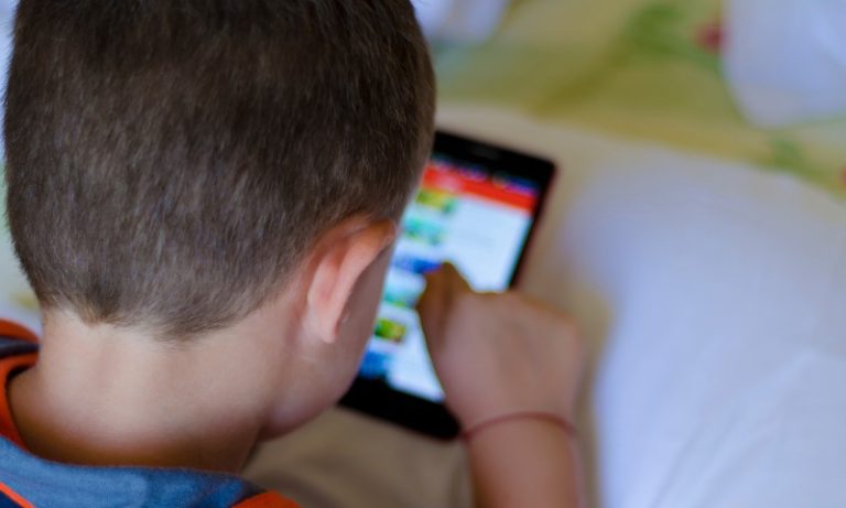 Unesco alerta para riscos do uso de celular em sala de aula