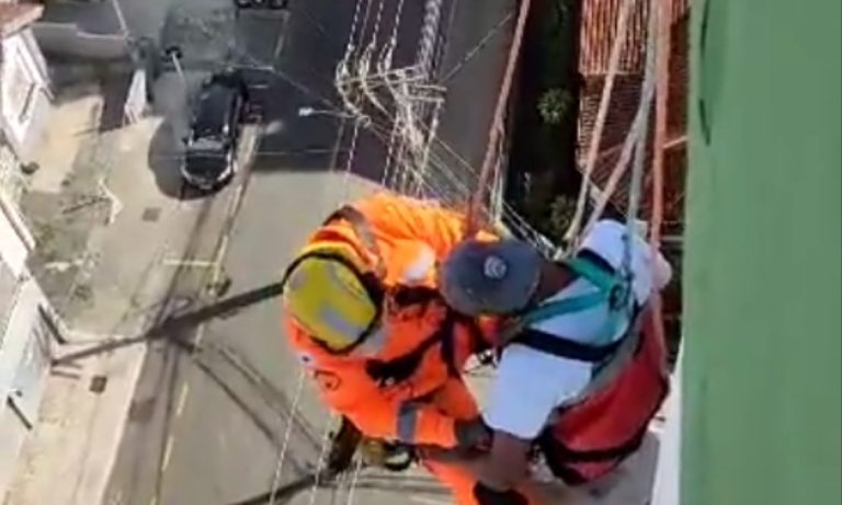 VÍDEO: Equipamento falha e pintor fica pendurado no 10º andar de prédio