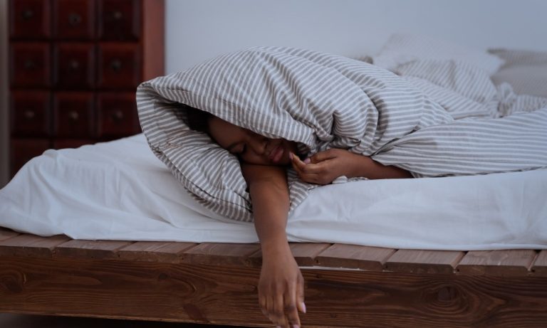 Veja dicas para conseguir acordar cedo no inverno