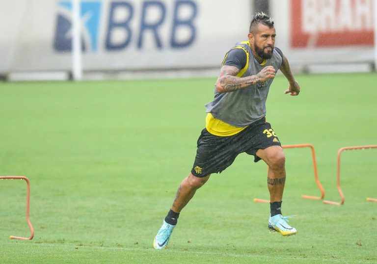 Vidal deixa o Flamengo e acerta com Athletico-PR, diz site