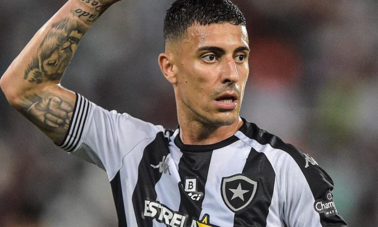 Zagueiro do Botafogo diz que igreja está mais cheia que estádio do clube