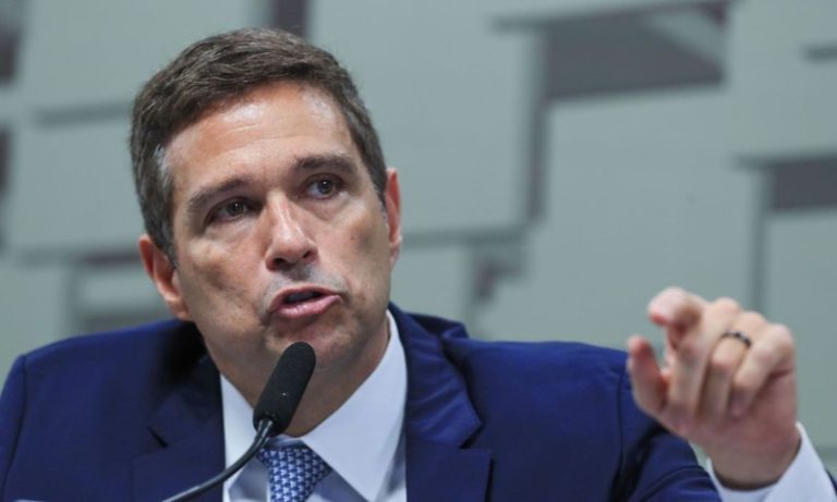 Acabar com rotativo pode ser solução para juro alto, diz Campos Neto