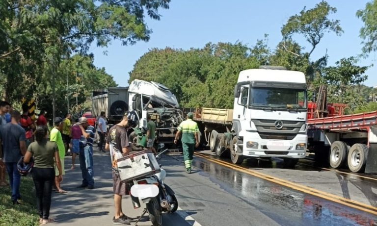 Acidente com carretas interdita BR-101 na Serra