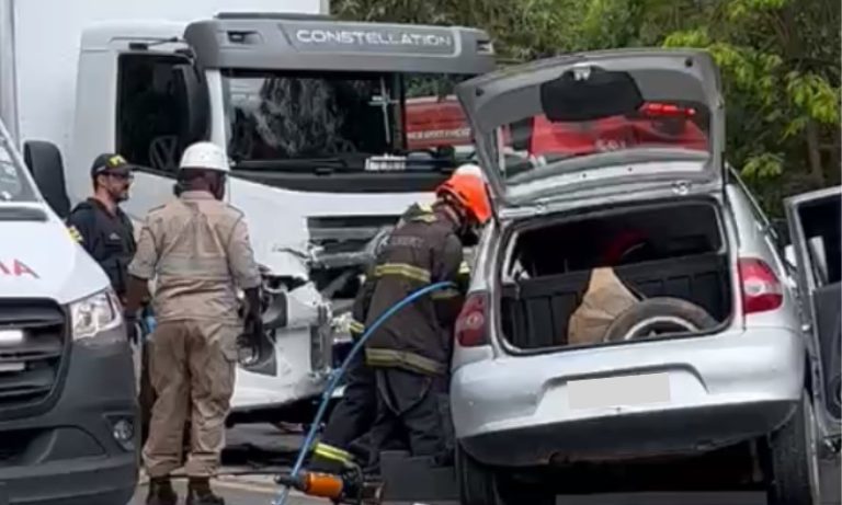 Acidente entre carro e caminhão deixa uma pessoa morta na BR-262