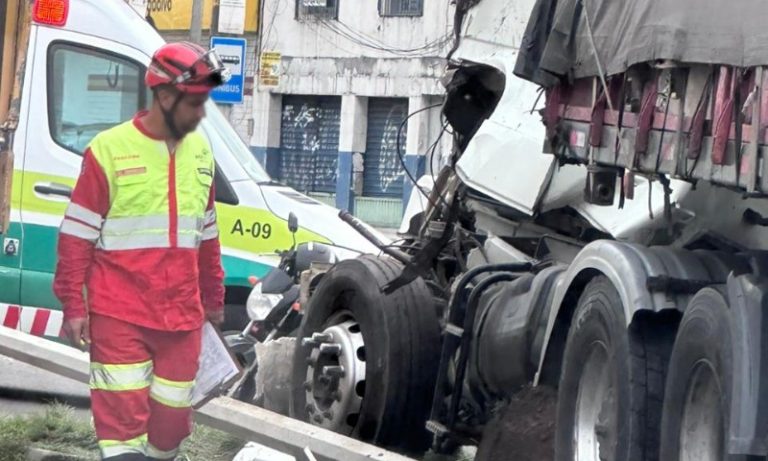 Acidente envolvendo caminhão, carreta e moto na BR 101 complica trânsito na Serra