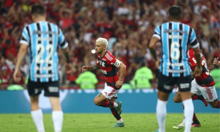 Arrascaeta decide, Flamengo bate Grêmio de novo e encara São Paulo na final