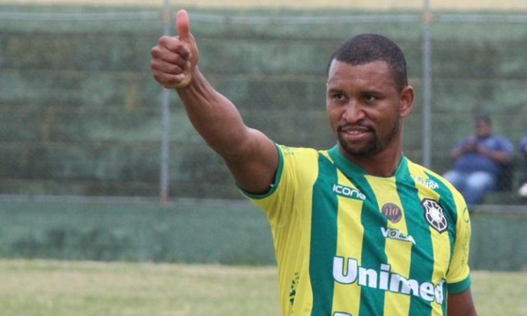 Atacante pede demissão de clube capixaba após ser afastado por homofobia