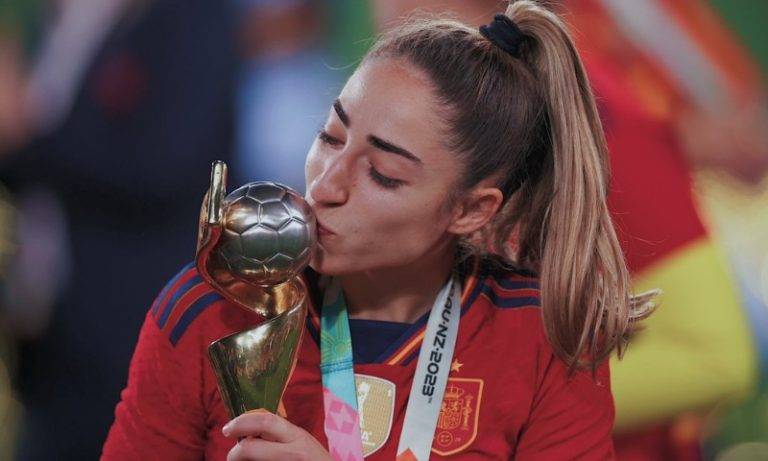 Autora de gol decisivo da Copa Feminina descobre morte do pai após título