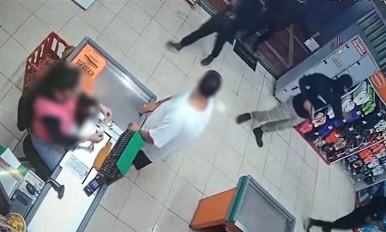 Bandidos vestindo camisas da Polícia Civil assaltam supermercado na Serra