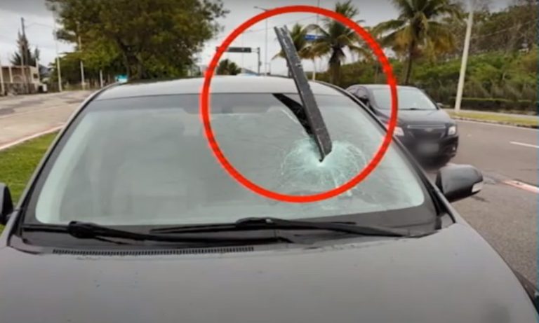 Barra de ferro é lançada contra carro em movimento em Vitória
